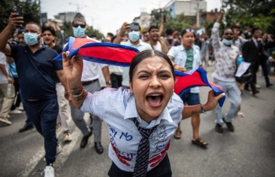 ނޭޕާލު އަނދަނީ: ލީޑަރުންގެ ގެތަކުގައި ހުޅުޖަހައި މީހުންނަށް ވެސް ހަމަލާދެނީ