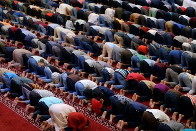 ނަމާދުގެ މާތްކަން ހަނދާކޮށް، ޚުތުބާގައި ގޮވައިލީ ނެތިމޮށުމުން ދުރުހެލިވާން