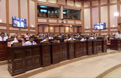 ނޫސްވެރިންގެ ދެކޮޅު ހެދުންތަކުގެ ތެރޭގައި މީޑިއާ ބިލް މަޖިލިހުން ފާސްކޮށްފި