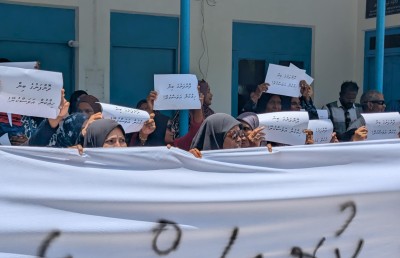 ކަނޑުމަތީ މުޒާހަރާކުރަން ދޮންފަނު ފަރުގައި ޑައިވްކުރުން މަނާކޮށްފި