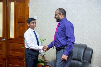 ނޫރު މިސްކިތުގައި އިމާމުވެ ތަރާވީހް ކުރަނީ 11 އަހަރުގެ އިޒްކާން