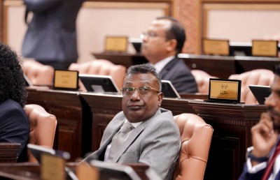 600،000 ޑޮލަރުގެ ދަރަނީގެ މައްސަލައެއްގައި ޖާބިރުގެ އެކައުންޓުތައް ފްރީޒްކޮށްފި