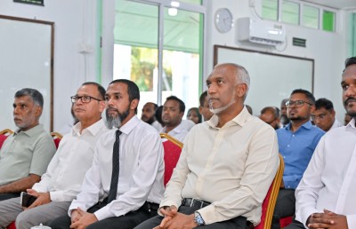 "ކެމްޕެއިނެއްގެ ބޭރުން ފުލިދު އަށް ވަޑައިގެންނެވި ފުރަތަމަ ރައީސަކީ ރައީސް މުއިއްޒު"