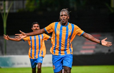 އުމުރުން އެންމެ ހަގު ކެޕްޓަން އީތަން ލަނޑުޖަހައި ވެލެންސިއާ މޮޅުކޮށް ދީފި