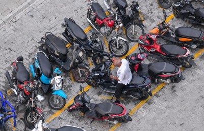 ދެ ވެހިކަލެއްގައި އެއް ނަމްބަރެއް ހަރުކުރާ މައްސަލަ ބޮޑުވަނީ