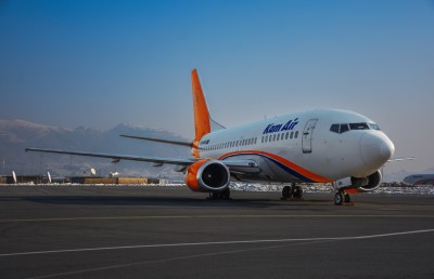 ކުޑަކުއްޖަކު މަތިންދާބޯޓެއްގެ ލޭންޑިން ގިއަރު ތެރޭ އަފްޣާނިސްތާނުން އިންޑިއާއަށް