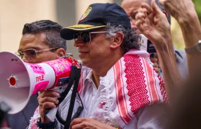 ފަލަސްތީނަށް ތާއީދުކޮށް ބޭއްވި މުޒާހަރާއެއްގައި ބައިވެރިވުމުން ކޮލަމްބިއާގެ ރައީސްގެ ވިސާ އެމެރިކާއިން ކެންސަލްކުރަނީ