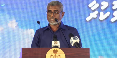 ސަރުކާރު އޮފީސްތަކުގައި ދިވެހި އޮފިސަރުން ތިބެން ޖެހޭ: ޝާކިރު