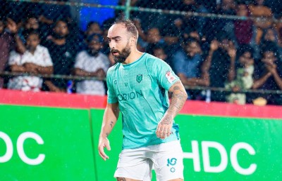 ދިވެހި ފުޓްސަލް ދަނޑުގައި ދުނިޔޭގެ އެއްވަނަ ރިކާޑީނިއޯ، އެންމެންގެ ލޯ އޭނާ އަށް!