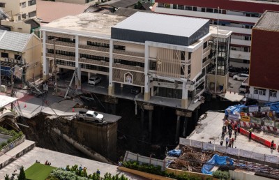 ބެންކޮކްގެ ހޮސްޕިޓަލެއްގެ ކުރިމަތިން ބިންގަނޑު ގަނބައިގަނެ ބޮޑު ވަޅުގަނޑެއް ހެދިއްޖެ