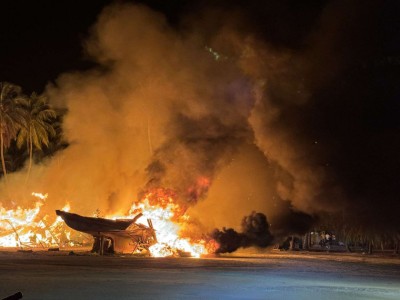 ކާށިދޫގައި އެހެލާފައި އޮތް ދޯންޏެއްގައި އަލިފާން ރޯވެ އަނދަނީ