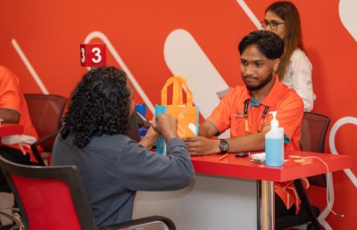 ދިރާގު އައިފޯނު ޕްރީއޯޑަރު ކުރި ކަސްޓަމަރުންނާ ފޯނުތައް ހަވާލުކޮށްފި