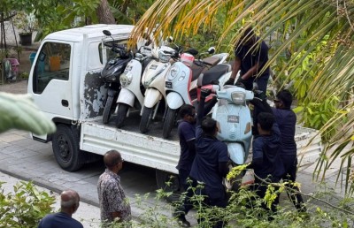 ހުޅުމާލެ 1 ގެ ފްލެޓުތައް ކައިރީގައި ގަވާއިދާ ހިލާފަށް ޕާކުކޮށްފައިވާ ސައިކަލްތައް ޓޯކުރަނީ
