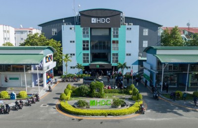 ހުޅުމާލޭގައި ހުއްދަ ނެތި ހަރުކޮށްފައިހުރި ބެނާތަކާއި ޕޯސްޓަރުތައް ނަގަނީ