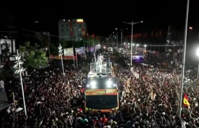 އިންޑިއާގެ އެކްޓަރު ވިޖޭގެ ސިޔާސީ އެއްވުމެއްގައި ފިތިގެން އެތައް ބަޔަކު މަރުވެއްޖެ