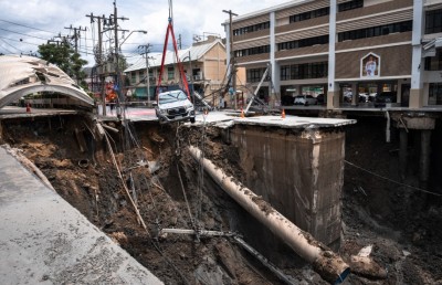 ބެންކޮކްގެ ހޮސްޕިޓަލެއްގެ ކުރިމަތިން ބިންގަނޑު ގަނބައިގަނެ ބޮޑު ވަޅުގަނޑެއް ހެދިއްޖެ