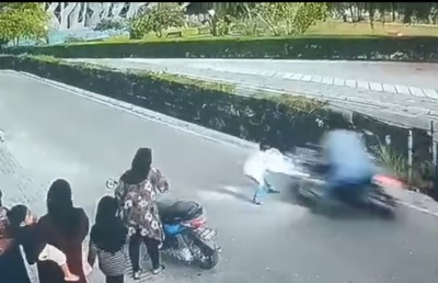 ލައިސަންސް ނެތި ދުއްވަނިކޮށް ޖެހުނީ ކުޑަ ކުއްޖެއްގެ ގައިގައި