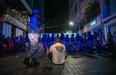 އެލްއާރުއޭޑީ ބޭނުންކުރި އޮފިސަރުގެ މައްސަލަ ބޭރުގެ އިދާރާތަކަށް ހުށަހަޅައި، ޓޯޗާގެ ދައުވާކުރަނީ