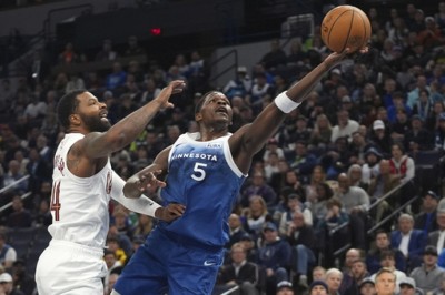 އެންބީއޭ ބާސްކެޓު ބޯޅަ: ޓިމްބާވުލްވްސްއިން ކެވެލިއާސް ބަލިކޮށްފި