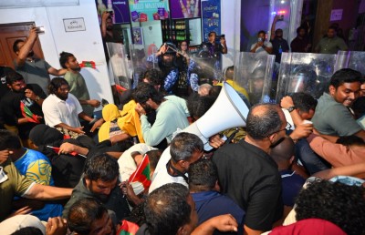 ރޭގެ މުޒާހަރާ ރޫޅާލަން ތޫނު އަޑު ފޮނުވާ ހަތިޔާރެއް ފުލުހުން ބޭނުންކުރުމުން ކަންބޮޑުވުން!