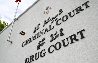 ބޮކްސާ ތެރޭގައި ފޮރުވައިގެން ޑްރަގު އެތެރެކުރަން އުޅުނު މީހާ ޝަރީއަތް ނިމެންދެން ބަންދު