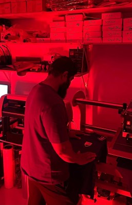 މަންމަ ދިން 50 ޑޮލަރާ އެކު ދިލް "ޖާޒިއާ" ގައި އުދުހެނީ