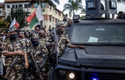 ސިފައިން މުޒާހަރާއާ ގުޅި، މަޑަގަސްކަރައިގެ "ވެރިކަން ވައްޓާލައިފި"