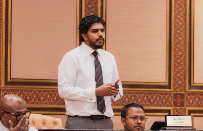 ސިފައިންނާއި ފުލުހުންނާއި ކަސްޓަމްސް ވެރިންގެ މާލީ ބަޔާން އާއްމުކުރަން ޖެހޭ: އަޒާން