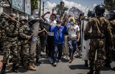 ސިފައިން މުޒާހަރާއާ ގުޅި، މަޑަގަސްކަރައިގެ "ވެރިކަން ވައްޓާލައިފި"