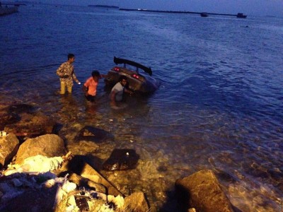 ދޯންޏަކަށް ކާރެެއް އަރުވަން އުޅެނިކޮށް މޫދަށް ވެއްޓިއްޖެ