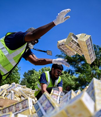 ކަސްޓަމްސުން ހިފަހައްޓާފައި ހުރި ތިން މިލިއަން ސިނގިރެޓް ނައްތާލައިފި