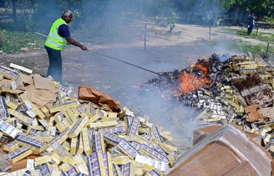 ކަސްޓަމްސުން ހިފަހައްޓާފައި ހުރި ތިން މިލިއަން ސިނގިރެޓް ނައްތާލައިފި