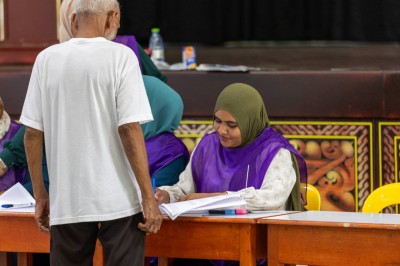 ވޯޓުލުމަށް ފަހު މަރުކަޒު ކައިރީ މަޑުނުކުރަން އެދިއްޖެ