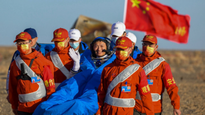 ޗައިނާގެ ތިން އެސްޓްރޮނޯޓުން ހަ މަސް ފަހުން އެނބުރި ބިމަށް