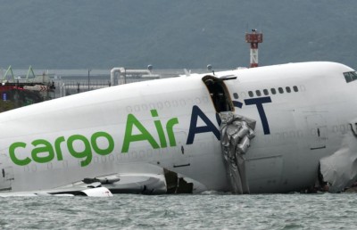 ހޮންކޮންގުގައި ކާގޯ މަތިންދާބޯޓެއް ރަންވޭއިން ކައްސާލައި މޫދަށް؛ ކާރެއްގައި ތިބި ދެ މީހުން މަރުވި