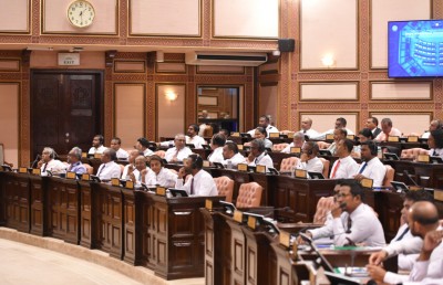 އެދިއެދި ވެސް ތަޅުމަށް ހާޒިރުވީ 10 މެންބަރުން، ޖަލްސާ ނިންމާލައިފި