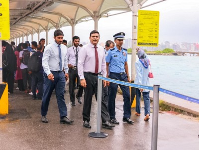 މައްސަލަ ބޮޑުވުމުން މިނިސްޓަރު ވެސް އެއާޕޯޓުގެ ޓެކްސީ ކިޔުއަށް ވަޑައިގެންފި