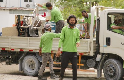 ހުޅުމާލޭގެ ދުވާރުތައް ކައިރީގައި ހުރި ބިޔަ ގަސްތައް ނަގައި ސާފުކުރަން ފަށައިފި