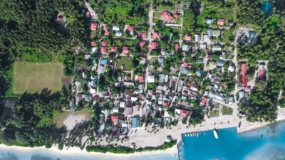 10 އަހަރުގެ ކުއްޖެއްގެ ގައިމައްޗަށް ފާރެއް ވެއްޓި، ބޮޑެތި އަނިޔާތަކެއް