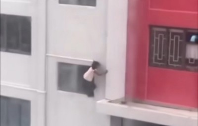 ފިތްކެނޑޭހާ ބިރުވެރި މަންޒަރެއް، ކުޑަކުއްޖަކު ކުޑަދޮރުން ސިޑިގޮޅިއަށް