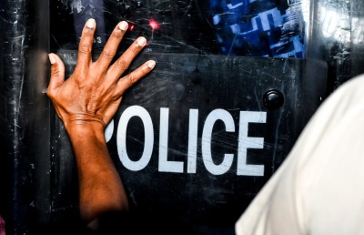 އައްޑޫ ޕޮލިސް ކަސްޓޯޑިއަލްއަށް މަސްތުވާތަކެތި ވައްދަން އުޅުނު ފުލުހަކަށް ދައުވާކުރަނީ