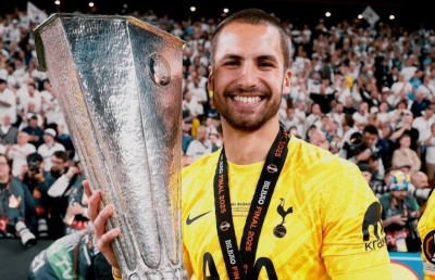 ފޮޓޯގްރަފަރަކަށް ވާން 27 އަހަރުގައި ކުޅުން ހުއްޓާލައިފި