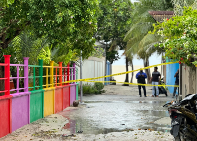 ކަރަންޓުގައި ޖެހުނު ޒުވާނާ ވެންޓިލޭޓަރުގައި، ކުޑަ ދެ ކުދިން ދޫކޮށްލައިފި