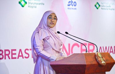 އުރަމަތީގެ ކެންސަރު ދުރާލައި ދެނެގަނެ ފަރުވާ ހޯދޭނެ ފުރުސަތު ފަހިވެފައިއޮތުން މުހިންމު: ފަސްޓް ލޭޑީ