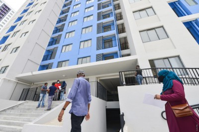 އަންހެނުންތަކެއް ދަޅަދައްކައިގެން ކޮޓަރިއަށް މީހުން ގެންގޮސް ފޭރެނީ