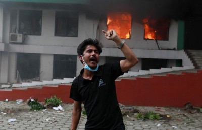 ނޭޕާލުގެ ވެރިކަން ވައްޓާލި މުޒާހަރާގެ 400 އަށް ވުރެ ގިނަ ބައިވެރިން ހައްޔަރުކޮށްފި