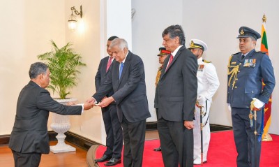 މަސްއޫދުގެ ސަފީރުކަމުގެ ފަތްކޮޅު ލަންކާގެ ރައީސް ރަނިލްއަށް އަރުވައިފި