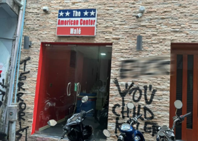 އެމެރިކަން ސެންޓަރުގެ ފާރުގައި ލިޔުނު މީހާ އަދިވެސް ހައްޔަރުނުކުރޭ