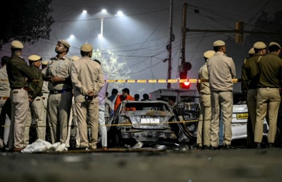 ދިއްލީގެ ރެޑް ފޯޓް އޭރިއާގައި ކާރެއް ގޮވައި އެތައް ބަޔަކު މަރުވެއްޖެ