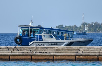 މުދާ ބަރުކޮށްގެން ދަތުރުކުރި ބޯޓެއް ފަރަށް އަރައި، އަޑިއަށް ދަނީ